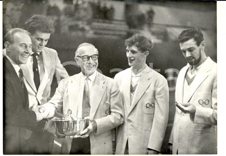1960 TENNIS Coppa del Re di Svezia - Jean BOROTRA premia la Danimarca con ULRICH