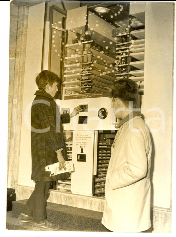 1962 PARIS Le "Père Noel" automatique - Distributeur de jouets *Photo 13x18