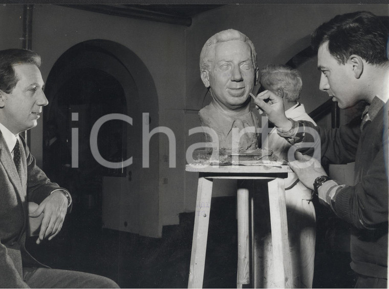 1966 MILANO Mike BONGIORNO posa per lo scultore Mario MORETTO *Foto 24x18
