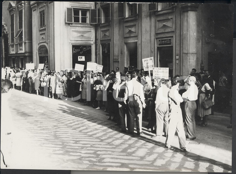 1954 GENOVA Operai della San Giorgio protestano davanti al Municipio *Foto 18x13