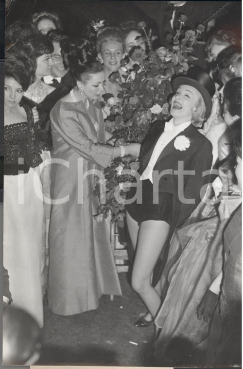 1962 PARIS OLYMPIA Marlene DIETRICH riceve rose da LUCKY dopo uno spettacolo