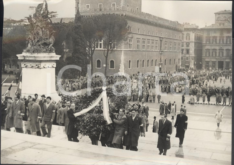 1953 ROMA Mutilati ed ex combattenti rendono omaggio al Milite Ignoto - Foto