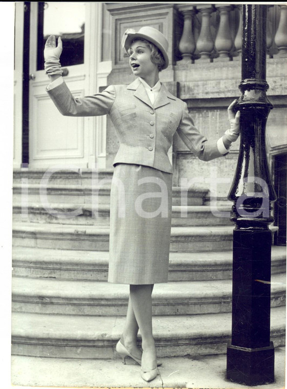 1959 PARIS Model wears Fontainbleau tailleur by MANGUIN spring-summer collection