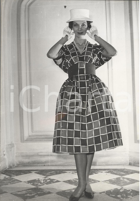 1959 PARIS Model wears Mosaique dress by MANGUIN spring-summer collection *Photo