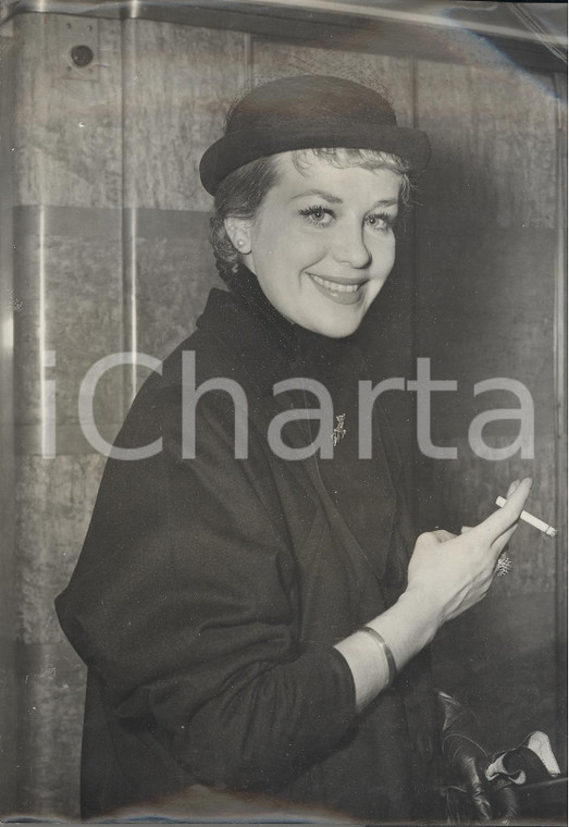 1953 SOUTHAMPTON Hildegard KNEF wearing bowler-style hat *Photo Fashion 15x20