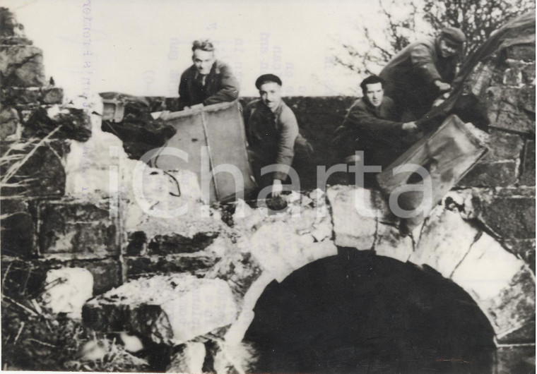 1956 NORTHERN IRELAND CONFLICT Post Office linesmen repair communication *PHOTO 