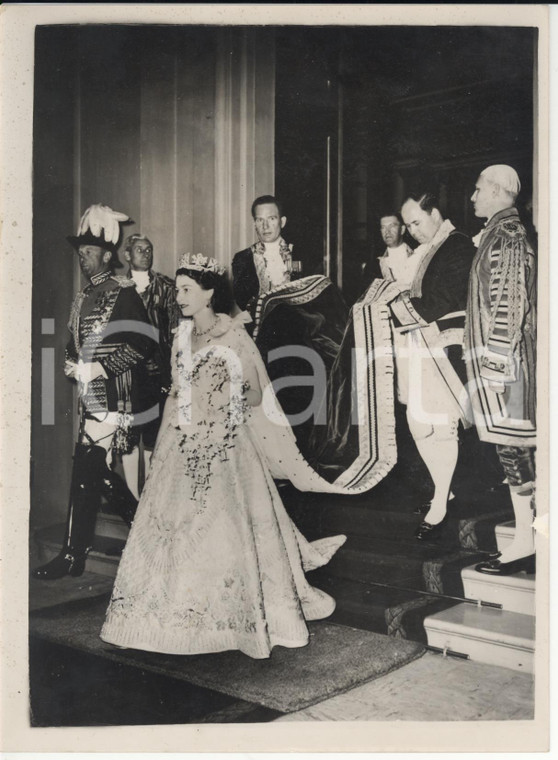 1953 LONDON Coronation Day Footman lifts Queen Elizabeth's train *Photo 15x20 cm