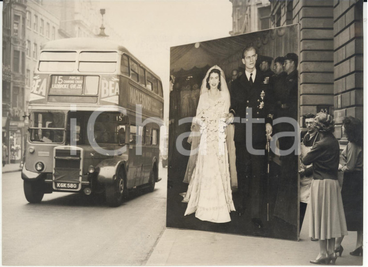 1953 LONDON Coronation Display - Big picture of Royal wedding *Photo 20x15 cm