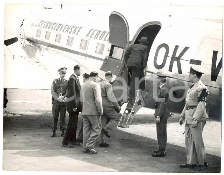 1953 BERLIN Tempelhof - Czech refugees boarding on DC-3 aircraft *Photo 20x15 cm