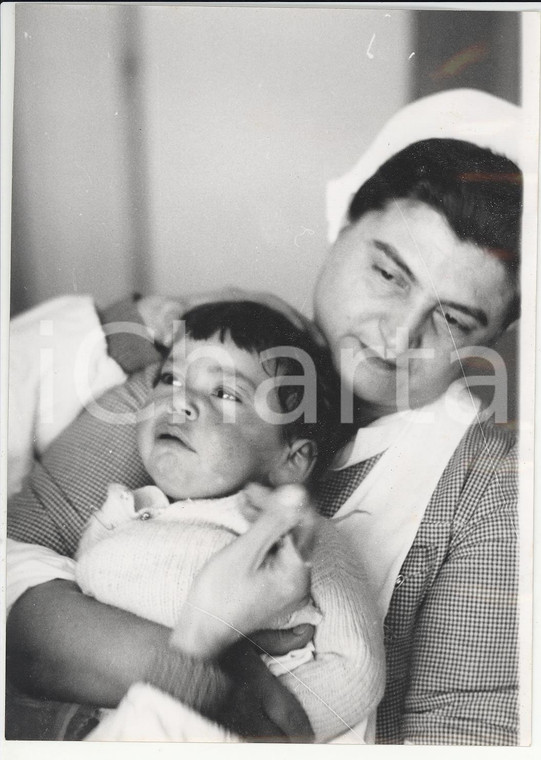 1956 TERAMO Infermiera stringe la bambina di CROGNALETO salvata dalla neve *Foto
