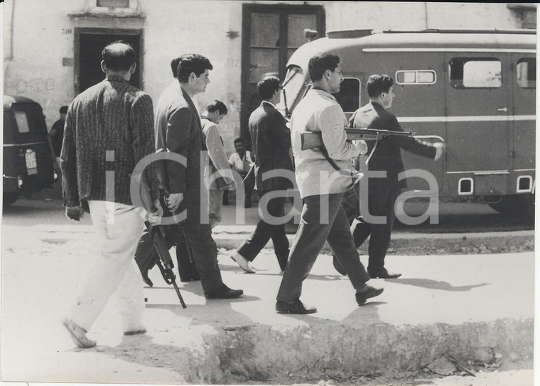 1963 PALERMO Poliziotti in borghese durante il blitz antimafia *Foto 18x13 cm