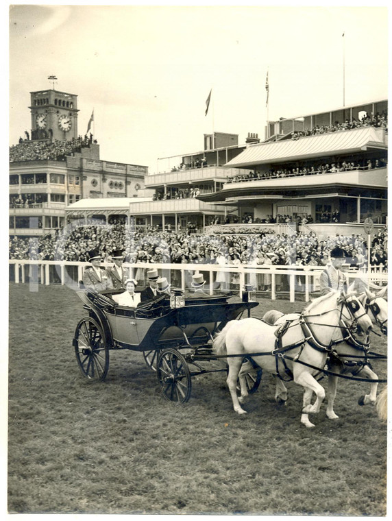 1953 ASCOT DERBY Royal Gold Cup Day - Queen ELIZABETH in an open carriage *Photo