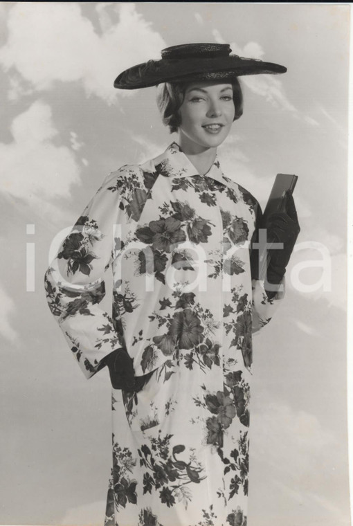 1958 LONDON Model wearing a raincoat with black petunia *Photo Fashion 15x20 cm