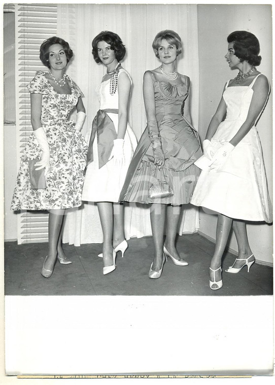 1959 PARIS Model wearing dresses of Henry de la PENSEE's summer collection Foto