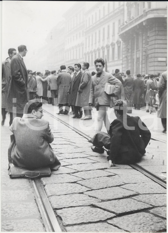 1953 MILANO Questione triestina - Sit-in di protesta sui binari del tram *Foto