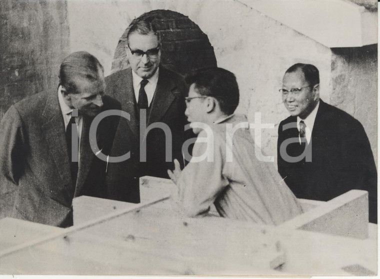 1959 HUNG HOM (HONG KONG) Duke of Edinburgh listening chinese boy student *Photo