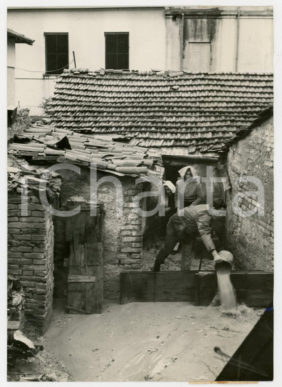 1953 ROMA Disagi maltempo - Cittadini liberano le strade dal fango *Foto 13x18