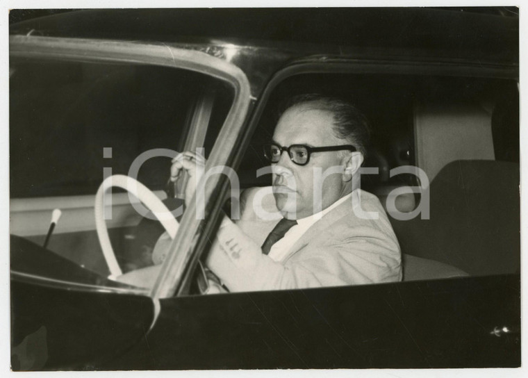 1959 ROMA Viale Tiziano - Carlo PONTI attende Sophia LOREN in macchina *Foto
