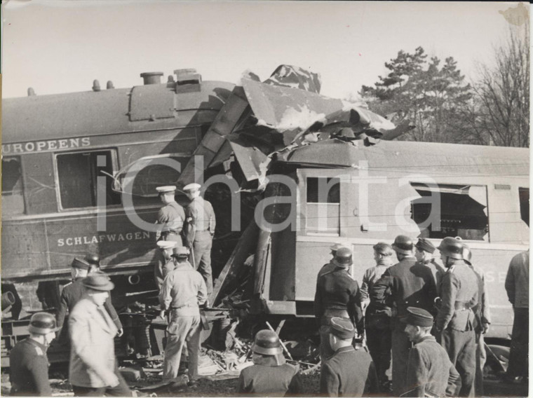 1954 HANAU (GERMANY) Policemen analyzing heavy railway accident scene *Photo 