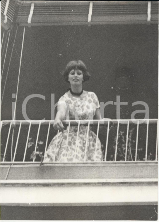 1959 ROMA Sophia LOREN si affaccia dal balcone della sua casa romana *Foto 13x18