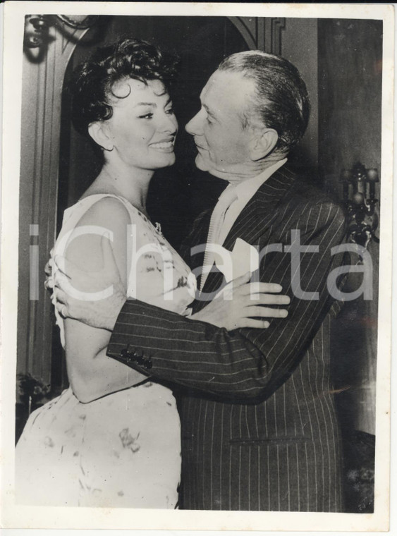 1956 ATHENS Sophia LOREN celebrating her 21 st. birthday with Clifton WEBB *Foto