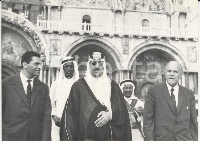 1955 ca VENEZIA Re Sa'ud dell'ARABIA SAUDITA scortato in Piazza San Marco *Foto