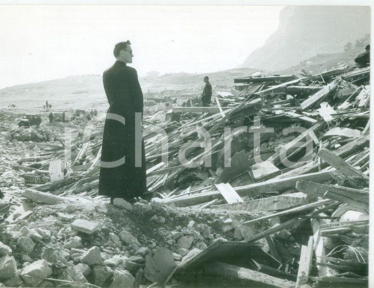 1963 TRAGEDIA DEL VAJONT - Sacerdote tra le macerie di Longarone - Foto 17x13 cm