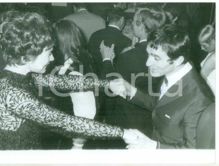 1967 CANNES Festival Cinema - Shirley MacLAINE balla con Bekim FEHMIU - Foto