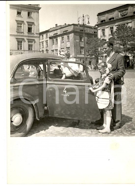 1954 CRACOVIA Famiglia operaia modello sale su un taxi in centro - Foto