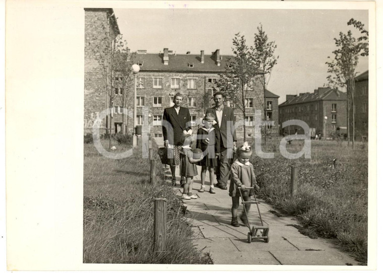 1954 CRACOVIA NOWA HUTA Città ideale - Ritratto di famiglia operaia - Foto 18x13