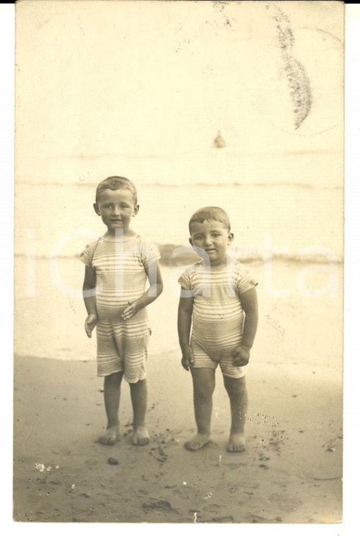 1912 ALASSIO Ritratto di due fratellini in spiaggia *Foto cartolina VINTAGE