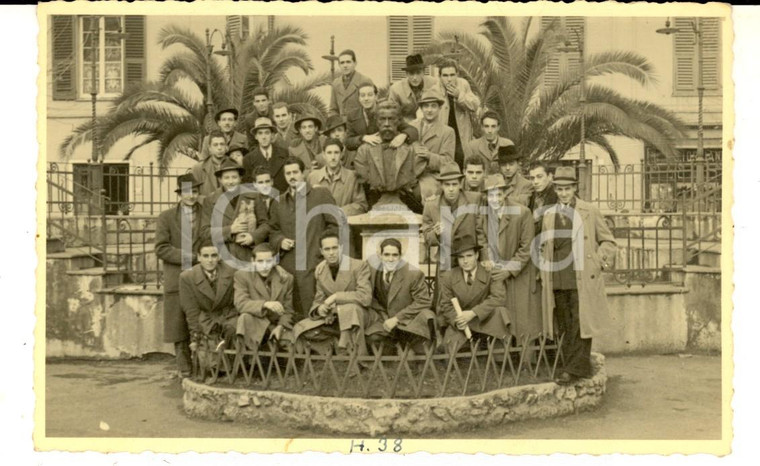 1940 ca SESTRI PONENTE Gruppo di studenti con il busto di Casimiro CORRADI *Foto