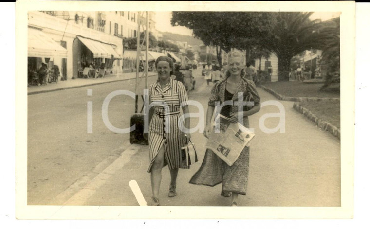 1939 VARAZZE Ritratto di due donne sul lungomare - Foto cartolina VINTAGE