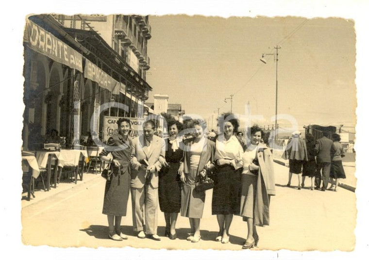 1951 GRADO (GO) Scherzi tra colleghi sul lungomare *Foto VINTAGE 10x7 cm