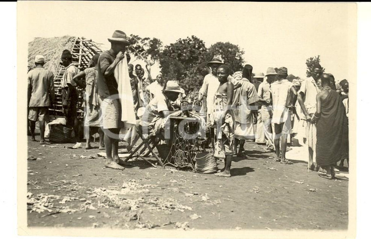 1940 ca AOI ETIOPIA Sarto al lavoro con macchina da cucire - Foto 12x8 cm