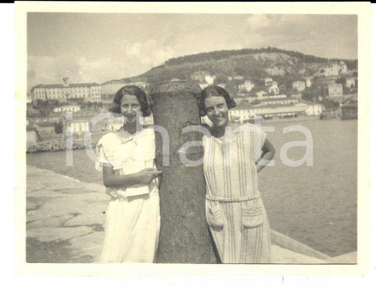 1924 IMPERIA PORTO MAURIZIO Coppia di amiche sul molo *Foto VINTAGE 11x8 cm