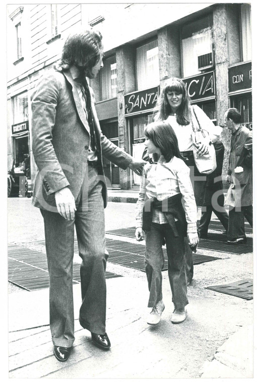 1970 ca MILANO Alfredo CERRUTI a passeggio con Caterina CASELLI (2) Foto 20x30