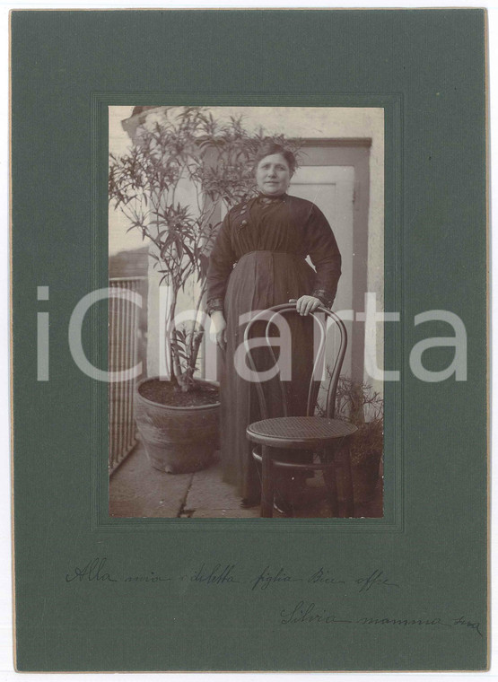 1920 ca ITALIA Ritratto di donna sul balcone - Fotografia 17x24 cm