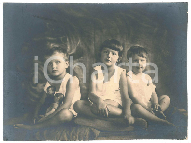 1930 ca MILANO (?) Ritratto di tre fratellini con bambole - Fotografia 20x15 cm