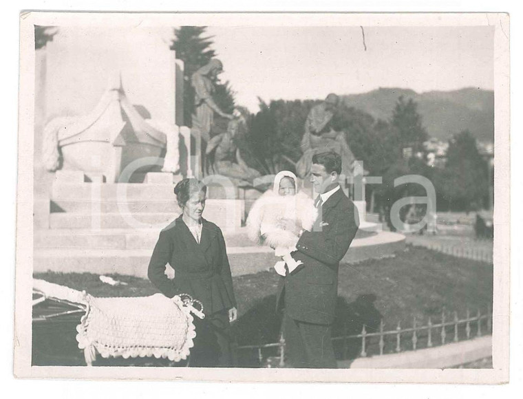 1930 ca  COSTUME ITALIA Famiglia con neonato presso monumento- Foto anonima 11x8