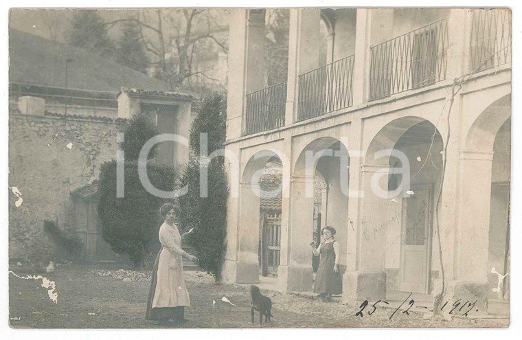 1912 MARCHIROLO Ritratto di Ines PELLA in cascina con il cane *Foto cartolina