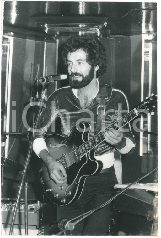 1975 ca ITALIA - MUSICA Angelo BASILE durante un concerto - Foto 20x30 cm