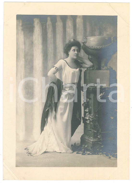 1920 ca ITALIA - TEATRO Attrice con vaso e abiti romani - Foto BETTINI - LIVORNO