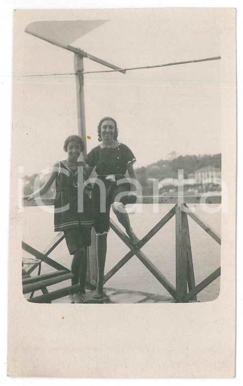 1930 ca ITALIA Giovani donne lungo un fiume *Foto anonima 9x14 cm