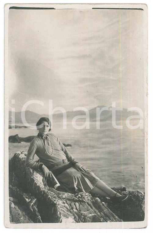 1930 ca ITALIA Donna sullo scoglio *Foto CURIOSA ritocco cielo 9x14 cm