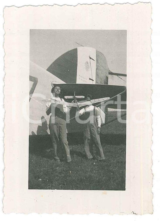 1940 ca COSTUME ITALIA Giovani con aeroplano e modellino *Foto anonima 6x8