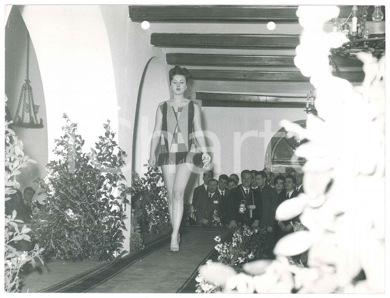 1960 ca MILANO MODA ESTATE Modella sfila in miniabito geometrico *Foto