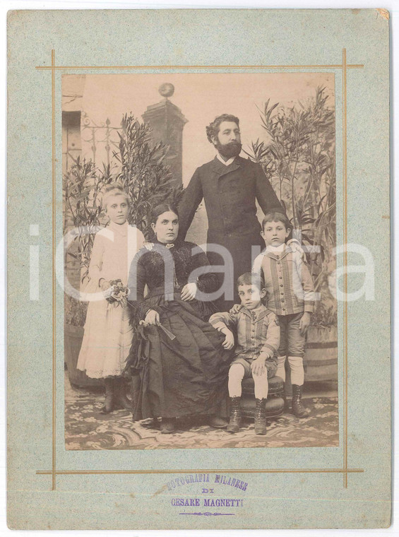 1910 MILANO ca Ritratto di famiglia con tre bambini - Foto Cesare MAGNETTI