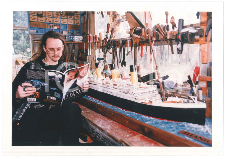 1998 COSTUME UK Jason KING with his seven-foot model of the TITANIC Photo (1)