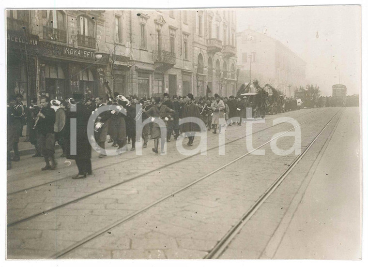 1930 ca MILANO (?) Corteo funebre con banda musicale *Foto ANIMATA tram 18x13